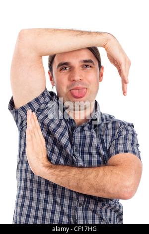 Portrait de jeune homme faire des grimaces, gestes et sticking out tongue, isolé sur fond blanc. Banque D'Images