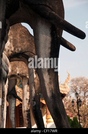 La sculpture de l'éléphant dans un des temples thaï à Chiang Mai, Thaïlande Banque D'Images