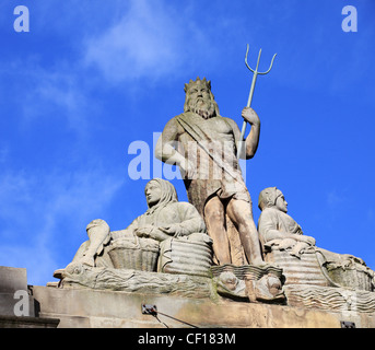 Statue de Neptune et Fishwives sur le dessus de l'ancienne criée Newcastle Quayside North East England UK Banque D'Images