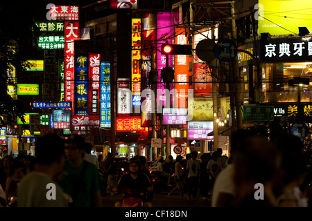 Une rue bondée scène montrant les panneaux d'éclairage sans fin et les gens dans la nuit shopping Marché nocturne de Feng Chia, District de Xitun, Taichung, Taiwan Banque D'Images