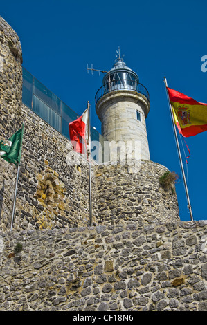 Forteresse de Santa Ana et phare de la ville de Castro Urdiales, Golfe de Gascogne, Cantabria, Spain, Europe Banque D'Images