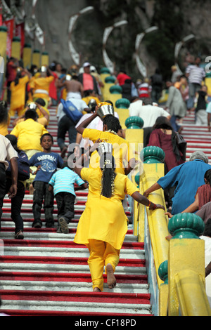 Les dévots ordre croissant les Grottes de Batu étapes lors de l'Hindou Thaipusam festival 2012 à Kuala Lumpur, Malaisie Banque D'Images