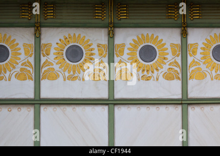 Un Art nouveau floral pattern sur un parking souterrain public gare de Vienne Banque D'Images
