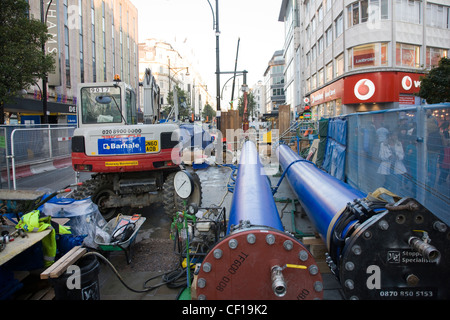 Grands travaux routiers perturbateurs pose et la réparation des conduites principales d'eau à Londres, Oxford Street Banque D'Images