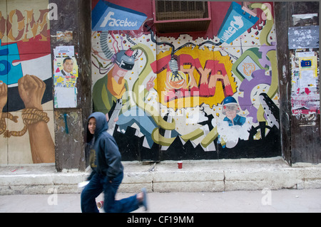 Pro-révolutionnaire en Egypte Le Caire Zamalek graffiti avec symboles de médias sociaux Banque D'Images