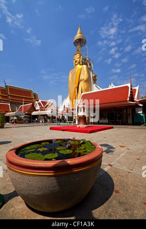 Thaïlande, Bangkok, 32 mètres de haut standing Golden Buddha temple Wat Intharawihan à Phrasiariyametri Banque D'Images