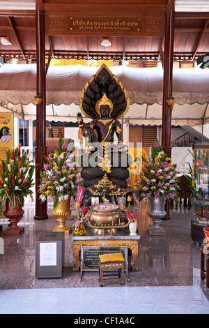 Statue de Bouddha assis dans le temple de Wat Intharawihan, Thaïlande, Bangkok Banque D'Images