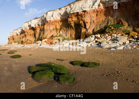 Cliffs faite de rouge et de blanc avec des roches sédimentaires stratifiées en couches horizontales, Norfolk Hunstanton Banque D'Images