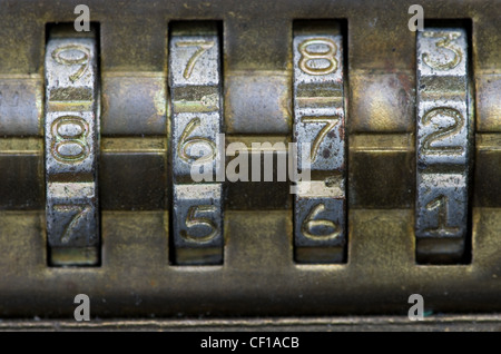 Macro image de laiton avec le numéro défini à 8672 Banque D'Images