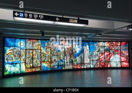 Vitrail intitulé "L'histoire de la musique à Montréal", dans la station de métro Place-des-Arts, Montréal, Canada. Banque D'Images