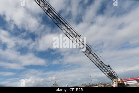 Une grande grue se trouve dans un terrain de stationnement à Victoria. Banque D'Images