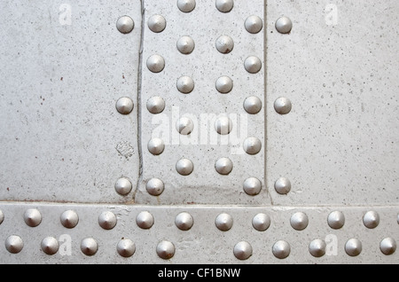 Forte peints argent plaques métalliques rivetées Banque D'Images
