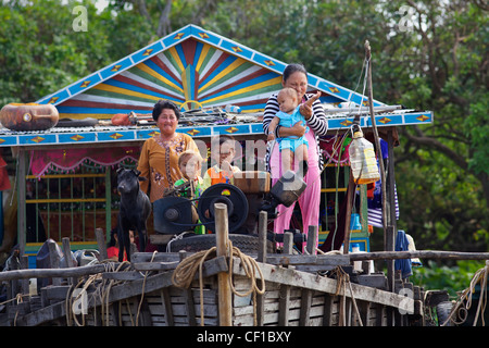 La famille cambodgienne sur leur maison flottante sur le lac Tonle Sap à Siem Reap, Cambodge Banque D'Images