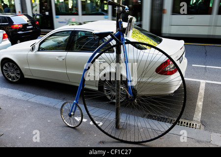 Un penny farthing location garé dans une rue Banque D'Images