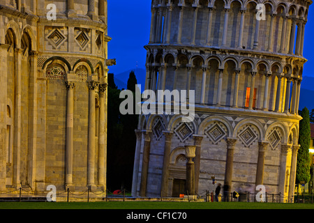 Tour de Pise et à la tombée de la Duomo de Pise dans la Piazza del Duomo (Campo dei Miracoli), site du patrimoine mondial de l'UNESCO, Pise Banque D'Images