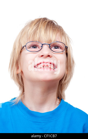 Portrait d'un garçon avec des lunettes montrant ses premières dents de lait manquantes Banque D'Images