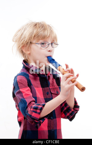 Garçon aux cheveux blonds et verres jouant flute - isolated on white Banque D'Images