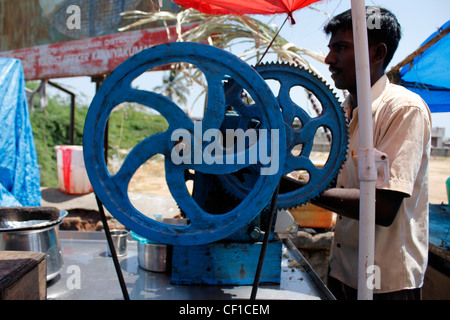 Vendeur de rue faire de jus de canne à sucre à partir d'une vieille machine au Tamil Nadu inde Banque D'Images