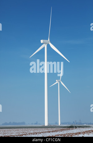 Image d'un champ avec des éoliennes couvert de neige en hiver. Banque D'Images