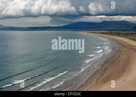 Plage et sur Harlech dunes. Le système de dunes naturelles a été désigné NNR (réserve naturelle nationale), SSSI (site Banque D'Images