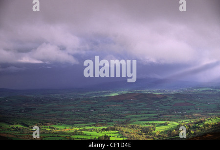 Brandon Hill dans la pluie nuages avec rayons de soleil. Banque D'Images