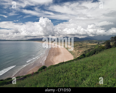 Vue depuis la colline de Harlech, plage et sur les dunes. Le système de dunes naturelles a été désigné NNR (National N Banque D'Images