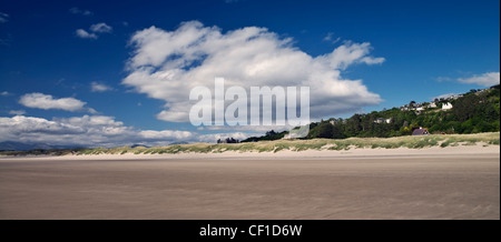 Vue sur la plage de Harlech vers Harlech Castle, construit par Edward l dans la fin du xiiie siècle comme l'une des plus formidables Banque D'Images