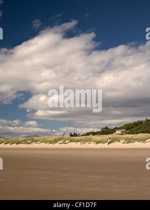 Vue sur la plage de Harlech vers Harlech Castle, construit par Edward l dans la fin du xiiie siècle comme l'une des plus formidables Banque D'Images