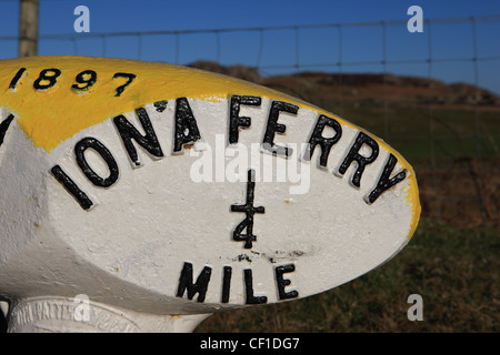 Vieille route peint marqueurs à partir de 1897 montrant la distance à l'Iona Ferry - situé à la périphérie de Fionnphort, Isle of Mull Banque D'Images