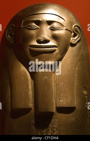 Dynastie 27 sarcophage égyptien couvercle sur afficher dans l'Ashmolean Museum à Oxford. Banque D'Images