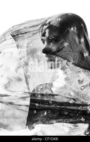 Indian girl wearing a star voile. L'Andhra Pradesh, Inde. Monochrome Banque D'Images