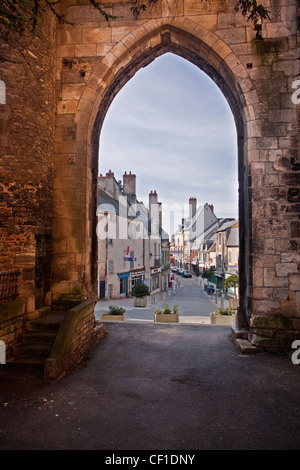 À partir de l'ancienne porte de l'église dans La Charité sur Loire à la ville au-delà. Cette petite ville est classée par l'UNESCO. Banque D'Images