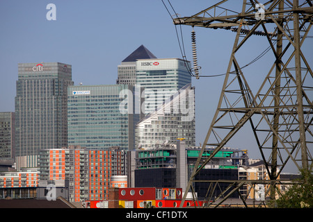 Canary Wharf contenant trois des plus hauts bâtiments du Royaume-uni vu de Canning Town. Banque D'Images