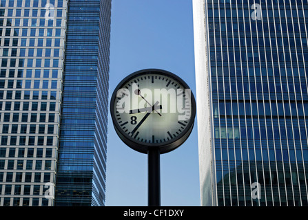 Un réveil en Carré Cabot, nommé d'après l'explorateur Jean Cabot, dans le Canary Wharf dans les Docklands de Londres. Banque D'Images