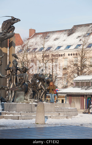 Une sculpture et une fontaine à l'Het Zand square Banque D'Images