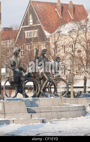 Une sculpture et une fontaine à l'Het Zand square Banque D'Images