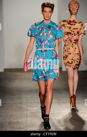 Karen Walker New York pour WearSpringSummer 2012 Banque D'Images