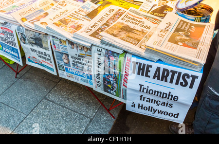 Paris, France, médias français, kiosque à journaux sur Street Vendor, extérieur presse, kiosque a journaux, rue montorgueil france Banque D'Images