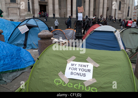 Une tente sur le site Occupy London avec un avis "ma tente pour votre Bonus' campé en face de la Cathédrale St Paul UK KATHY DEWITT Banque D'Images