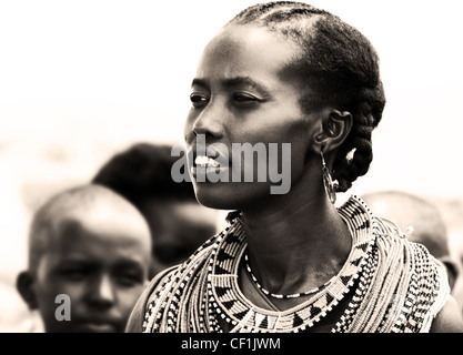 Portrait d'une femme africaine qui traditionnellement habillés Banque D'Images