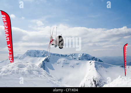 Les skieurs en action au "big air" la concurrence sur le sommet du Fort William nevis range Scottish Highlands Scotland UK Banque D'Images