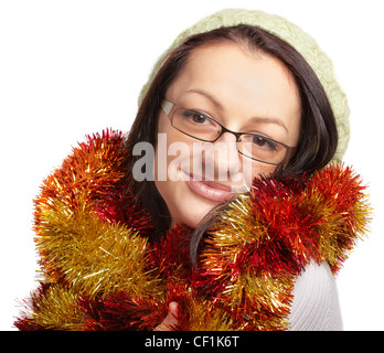 Portrait of young woman smiling, prête pour les vacances d'hiver, isolé sur blanc. Banque D'Images