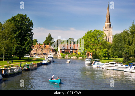 Un couple de bateau sur la Tamise à Abingdon sur un jour paresseux d'été. Banque D'Images