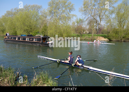 Deux deux de couple et d'une péniche sur la Tamise à Abingdon. Banque D'Images