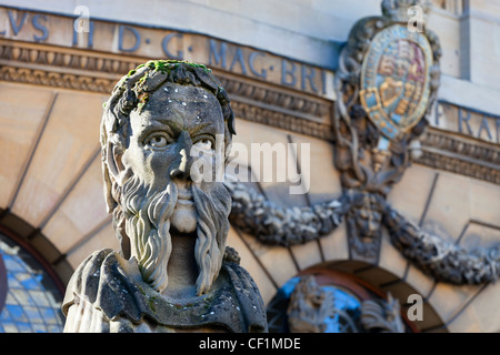 La tête d'un Empereur, l'un des treize bustes sur haut de piliers marquant la limite avant du Sheldonian Theatre, Oxford 3 Banque D'Images