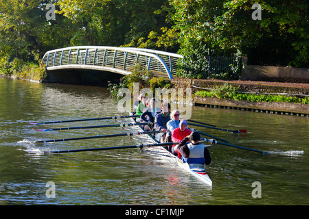 Les étudiants de l'Université d'Oxford l'aviron comme un huit sur la Tamise en automne. Banque D'Images