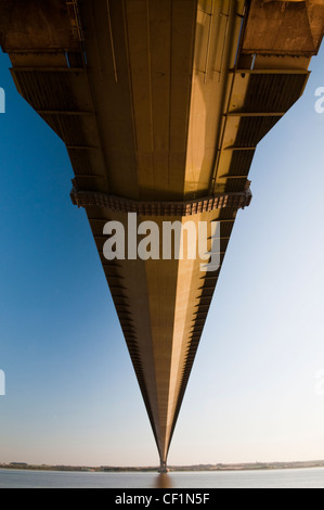 Coucher du soleil d'automne sous le pont Humber le cinquième plus grand pont suspendu à travée unique au monde. Banque D'Images