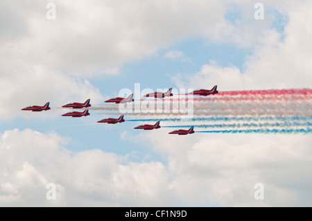 L'équipe de voltige des flèches rouges en formation lors d'un défilé aérien de niveau. Banque D'Images