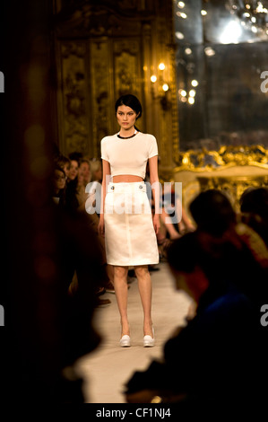 Modèle sur la piste pendant les copains show à la Fashion Week de Milan, Italie Banque D'Images