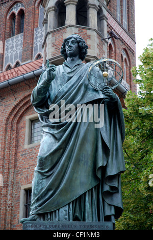 Monument de l'astronome Nicolas Copernic en face de l'ancien hôtel de ville de la ville polonaise de Torun. Banque D'Images